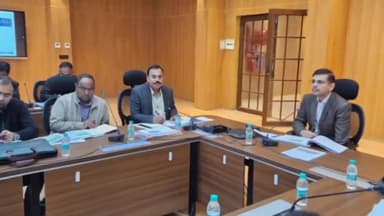 झांसी: आयुक्त सभागार झाँसी में मंडलायुक्त की अध्यक्षता में 1 करोड़ रुपये से अधिक लागत की परियोजनाओं की हुई समीक्षा बैठक