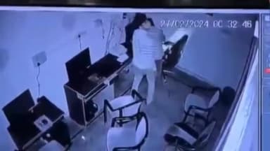 झांसी: नवाबाद थाना क्षेत्र में चोरों ने एडवरटाइजिंग कंपनी के ऑफिस और शराब की दुकान में की चोरी घटना हुई सीसीटीवी कैमरे में कैद