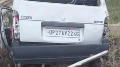 शाहजहांपुर: थाना कांट के जरावन के पास टायर फटने से छात्रों से भरी ईको कार पलटने के बाद खेत में घूसी, 3 छात्रों की मौत 7 घायल