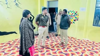 सिराथू: लोकसभा चुनाव मे बाहरी पुलिस कर्मियों के ठहराव के लिए मंगलवार रात सिराथू CO ने क्षेत्र के कई विद्यालयों का निरीक्षण किया
