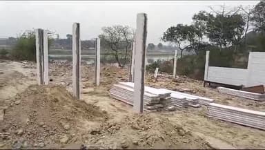 सुल्तानपुर: विनोबापुर में प्रशासन की सख्ती के बाद बैकफुट पर आए भाजपा नेता, अवैध कब्जा की हुई जमीन से हटने लगी बाउंड्री वाल