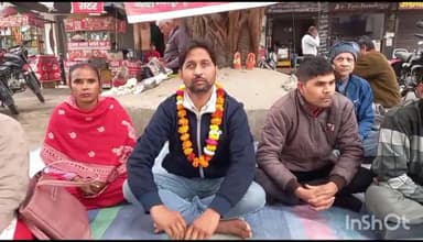 मुरादाबाद: इंटरसीस ट्रेडर्स कंपनी से निकाले जाने पर व्यक्ति बैठा जिला कलेक्ट्रेट पर भूख हड़ताल पर