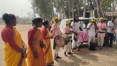 लोहरदगा: स्वीप कार्यक्रम के तहत समाहरणालय मैदान में मतदाता जागरूकता शिविर का हुआ आयोजन