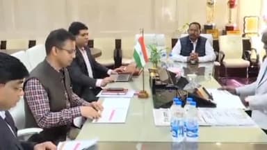 कांके: झारखंड विधानसभा स्थित मुख्यमंत्री कक्ष में सीएम चम्पाई सोरेन ने अधिकारियों के साथ की बैठक