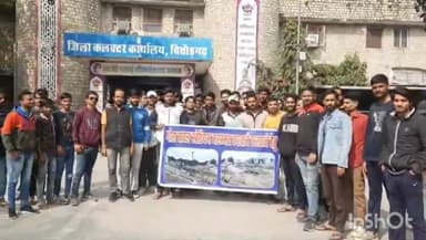 चित्तौड़गढ़: गोरा बादल की दुर्गति को लेकर लोगों का गुस्सा भड़का, कलेक्ट्रेट पर प्रदर्शन कर जीर्णोद्धार का काम शुरू करवाने की मांग