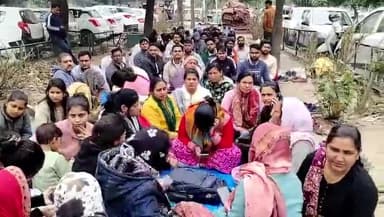 पंचकूला: सेक्टर 2 हरियाणा कर्मचारी चयन आयोग कार्यालय के बाहर जोइनिंग की मांग कर रहे है ग्रुप सी के उम्मीदवार,