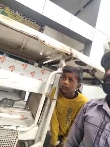 कानपुर: कल्याणपुर की बगिया क्रॉसिंग पर तैनात ट्रैफिक पुलिसकर्मियों पर अवैध वसूली न देने पर युवक को बंधक बनाने का आरोप