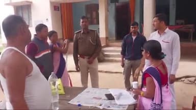 करपी: करपी थाना परिसर में स्वास्थ्य विभाग के कर्मियों ने फाइलेरिया उन्मूलन के लिए पुलिस कर्मियों को खिलाई फाइलेरिया की दवा