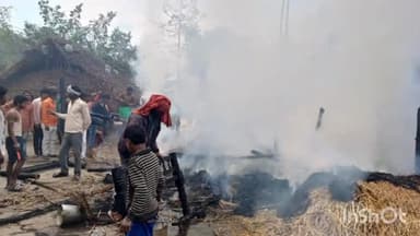महसी: लम्बरी में अज्ञात कारणों से लगी आग की आगोश में स्वाहा हुई गृहस्थी, खुले आसमान के नीचे आया परिवार।