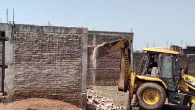 गुना नगर: सकतपुर गांव में हटाया अतिक्रमण,अतिक्रमण कर बनाई गई नयी दुकानों को तोड़ा, स्कूल की बाउंड्री से भी हटाया कब्जा