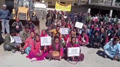 थराली: पुल निर्माण की मांग को लेकर सोल पट्टी के रतगांव के ग्रामीणों ने तहसील थराली में किया प्रदर्शन, चुनाव बहिष्कार की चेतावनी