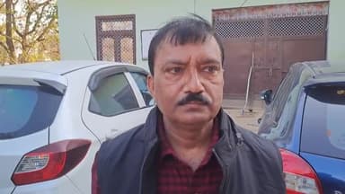 करहल: विनायकपुर शहीद राम वकील माथुर की समाधि स्थल पर पैमाइस के संबंध में जानकारी देते तहसीलदार आनंद सिंह