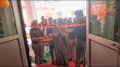 इटावा: पुलिस लाइन में साइबर क्राइम थाने का सदर विधायक ने फीता काटकर किया शुभारंभ, डीएम, एसएसपी समेत अन्य अधिकारी रहे मौजूद