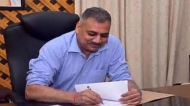 कोल: अलीगढ़ मंडलायुक्त रविंद्र का हुआ तबादला, चैत्रा वी बनीं अलीगढ़ की नवागत कमिश्नर