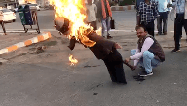 सिंगरौली: 8 दिनों से धरना दे रहे मजदूर, कलेक्ट्रेट के सामने 9वें दिन एटक के बैनर तले मजदूरों ने जिला प्रशासन व सीएम का फूंका पुतला