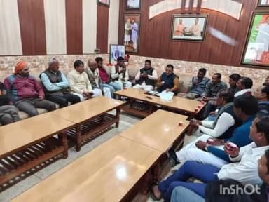 डिबाई: राजघाट स्थित आवास पर आयोजित विधायक सीपी के जनता दरबार में उमड़ी फरियादियों की भीड़