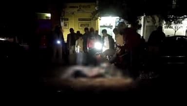 इटावा: शिवा कालोनी में ट्रेन की चपेट में आने से युवक की हुई मौत, पुलिस मौके पर पहुंच जांच पड़ताल में जुटी