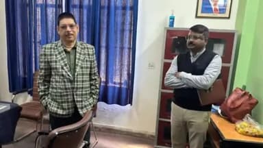 सिराथू: सीडीओ ने अचानक किया मूरतगंज ब्लॉक का निरीक्षण, कई कर्मचारी मिले गैर हाजिर एक दिन का वेतन रोकने का दिया निर्देश