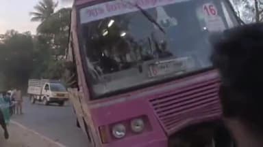 பண்ருட்டி: அரசு பேருந்தும் காரும் பல்லவராய நத்தம் தொட்டி அருகே நேருக்கு நேர் மோதி விபத்தில் கார் அப்பளம் போல் நொறுங்கியது