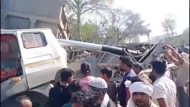 महसी: हमीद डाडे खजूर के पास मौरंग से लोड ट्रक अनियंत्रित होकर पलटा, दबकर ड्राइवर की हुई मौत, पुलिस कार्यवाही में जुटी।।