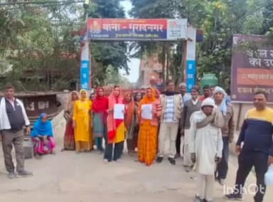 मोदीनगर: आबादी क्षेत्र में 11000 की लाइन निकालने के विरोध में महिलाओं ने मुरादनगर थाने ने में विरोध प्रदर्शन किया