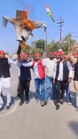 सुल्तानपुर: सपाइयों ने कलेक्ट्रेट गेट पर जलाया बागी विधायकों का पुतला, क्रॉस वोटिंग से नाराज थे सपा नेता