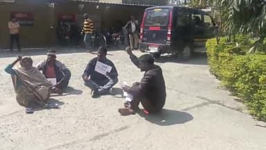 शाहजहांपुर: थाना पुवायां क्षेत्र के पुरैना गांव में दबंगों ने युवक को पीटा, पीड़ित परिवार ने एसपी आफिस में किया हंगामा