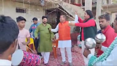 भदोही: यूपी में भाजपा के सभी आठ प्रत्याशियों के विजई होने के बाद पूर्व मंत्री ने बांटे मिठाइयां, बजे ढ़ोल तासे।