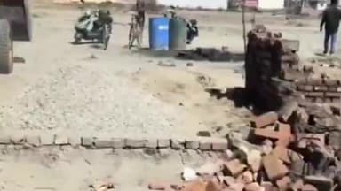 करनाल: मंगलपुर पार्ट 2 में डीटीपी की मौजूदगी में अवैध कॉलोनी में अवैध निर्माण गिराया गया की गई अवैध निर्माण गिराने की कार्रवाई