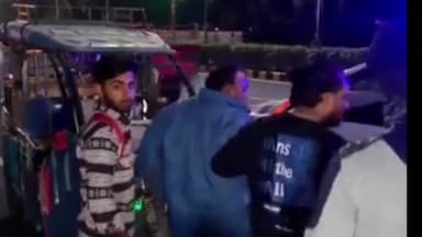 करनाल: एनडीआरआई चौक के पास तेज रफ्तार कार ने ई रिक्शा को मारी टक्कर दो व्यक्ति गंभीर घायल पुलिस पहुंची मौके पर।