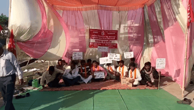 सिंगरौली: 9 दिनों से धरना दे रहे मजदूर, कलेक्ट्रेट के समीप 10वें दिन एटक के बैनर तले मजदूरों ने किया आमरण अनशन शुरू