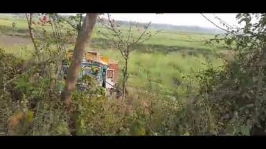 साहेबपुर कमाल: सनहा NH31के समीप एक तेज रफ्तार ट्रक का स्टेरिंग फेल हो जाने के कारण ट्रक NH31 को पार कर गड्ढे में जा गिरा