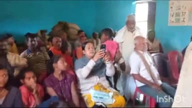 करपी: मिर्जापुर प्राथमिक विद्यालय के शिक्षक को सेवानिवृत्ति के उपरांत ग्रामीणों ने दी विदाई