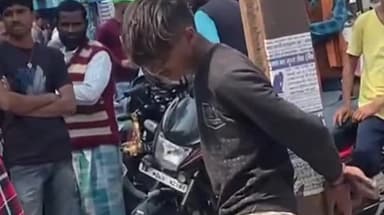 कस्बा: पूर्णिया लाइन बाजार में मोबाइल चोरी कर भाग रहा एक चोर भीड़ के हत्थे चढ़ा । आक्रोशित भीड़ ने दौड़ा दौड़ा कर मारा।