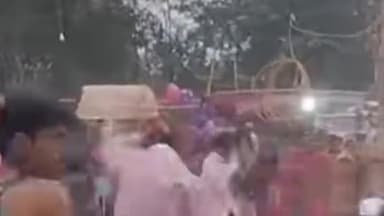 बाजपट्टी: नरहा गांव में आयोजित महावीरी झंडा के तीसरे दिन सैकड़ो की संख्या में उमड़ी श्रद्धालुओं की भीड़