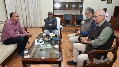 कांके: कांके रोड स्थित मुख्यमंत्री आवासीय कार्यालय में सीएम से भारतीय कम्युनिस्ट पार्टी के राष्ट्रीय महासचिव ने की मुलाकात