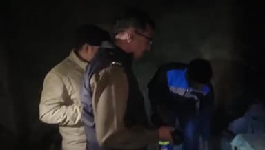 मुरादाबाद: सिविल लाइन थाना क्षेत्र में कच्ची शराब के अवैध धंधे पर पुलिस और आबकारी की संयुक्त छापेमारी 5 हजार लीटर कच्ची शराब नष्ट