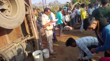 कटंगी: कटेधरा में गोवंश से भरा ट्रक पलटा, 18 मवेशियों की हुई मौत व करीब 2 दर्जन से अधिक मवेशी हुए घायल