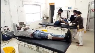 इटावा: अजीतमल इलाके में बाइक सवार 3 युवक ऑटो से टकराकर हुए घायल, जिला अस्पताल में कराया गया भर्ती