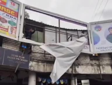 मंडी: नगर निगम मंडी के स्वच्छता साथियों ने विशेष अभियान के तहत शुक्रवार को शहर से हटाए अनाधिकृत बैनर- महापौर वीरेंद्र भट्ट