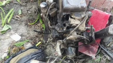 महसी: रमपुरवा के पास स्टेरिंग फेल होने से पलटा ट्रैक्टर, उड़े परखच्चे, बाल बाल बचा चालक।