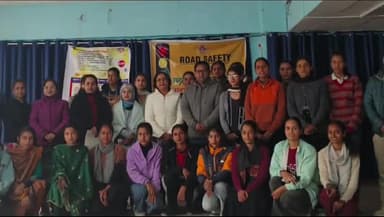 अर्की: सड़क सुरक्षा को लेकर आज अर्की कॉलेज के बच्चों ने लोगों को पोस्टर वितरित कर किया जागरूक