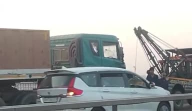 करछना: नए यमुना पुल पर आगे जा रही ट्रक से पीछे से आ रही टकराई तेज रफ्तार ट्रक, चालक हुआ घायल