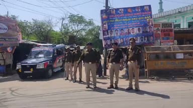 मौदहा: जुम्मे की नमाज के दृष्टिगत एएसपी ने कस्बा मौदहा में किया भ्रमण