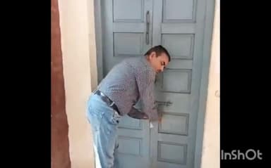 गुना नगर: जनपद पंचायत चाचौड़ा CEO के समर्थन में लामबंद हुए पंचायत कर्मचारी जनपद कार्यालय गुना में तालाबंदी कर दिया SP DM को ज्ञापन