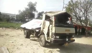 रसूलाबाद: दया मोड़ के पास तेज रफ्तार दुग्ध वाहन अनियंत्रित होकर पलटा चालक को आई मामूली चोट