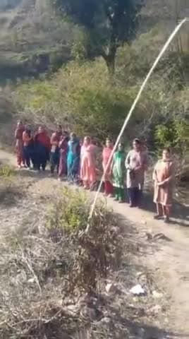 महिलाएँ गीत गाकर दे रहीं महापंचायत का निमंत्रण|| कीकर नवगाँव पेयजल योजना|