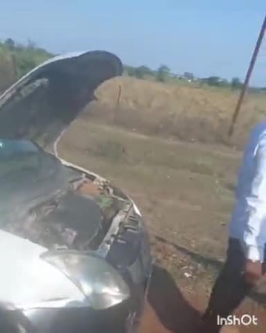 कोलारस: वचन धन पेट्रोल पंप के पास सड़क पर दौड़ती कार के इंजन में लगी आग, पेट्रोल पंप के कर्मचारियों ने बुझाई आग; टला बड़ा हादसा