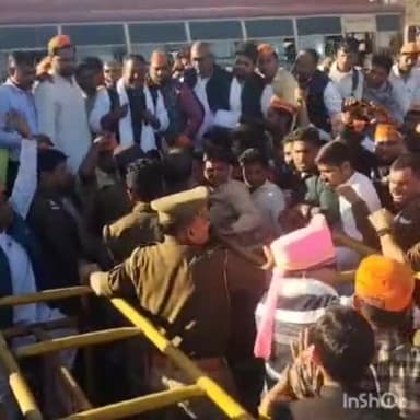 मोदीनगर: हरिद्वार से दिल्ली जा रही प्रजापति समाज की संकल्प यात्रा कादराबाद बॉर्डर पर रोकी,हंगामे के बाद सड़क पर बैठ गए लोग