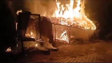 सुल्तानपुर: सुलतानपुर: पान-चाय की दुकान के छप्पर व स्कूटी में लगाया दबंगों ने आग,  कुड़वार के कस्बे स्थित अलीगंज रोड की घटना